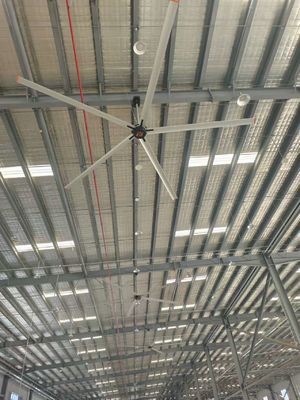 Buon prezzo Controllo a frequenza variabile HVLS Ventilatori di soffitto commerciali da 24 piedi per impianti di produzione in linea
