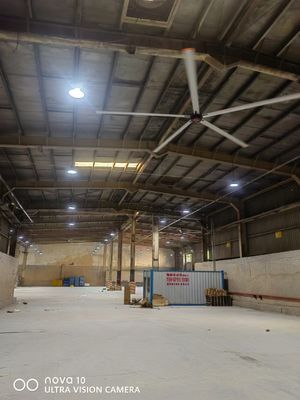 Buon prezzo 1ventilatori di soffitto industriali HVLS massicci di.5KW ventilatori di soffitto ad alto flusso d'aria a basse rotazioni in linea