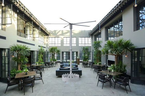 Ventilatore HVLS montato su palo 24 piedi elettrico a basso rumore grande ventilatore esterno per quadrato